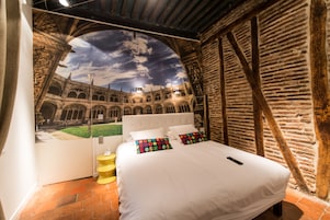 Ropa de cama de alta calidad, colchones con pillow-top y minibar