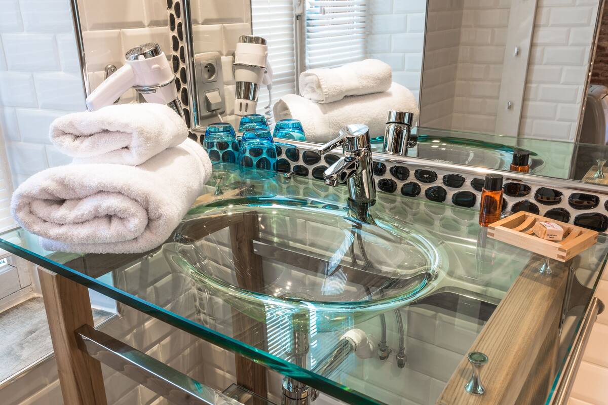 double room (cosy) | bathroom | jetted bath, free toiletries, hair dryer, towels