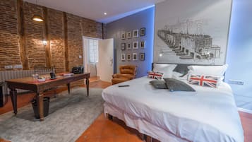 Roupas de cama premium, camas com colchões pillow-top, frigobar