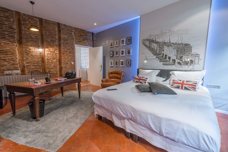Ropa de cama de alta calidad, colchones con pillow-top y minibar