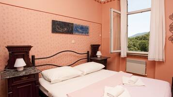 Caja de seguridad en la habitación, wifi gratis y ropa de cama