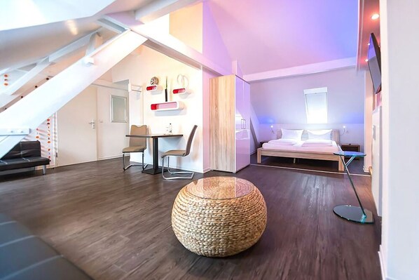 Family Room | Premium bedding, blackout curtains, iron/ironing board, cots/infant beds - Hotel Wohnbar (Bamberg)