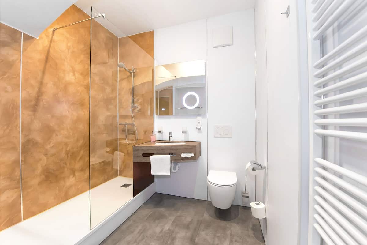 economy double room | bathroom | hair dryer, towels