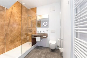 Economy Double Room | Bathroom | Hair dryer, towels