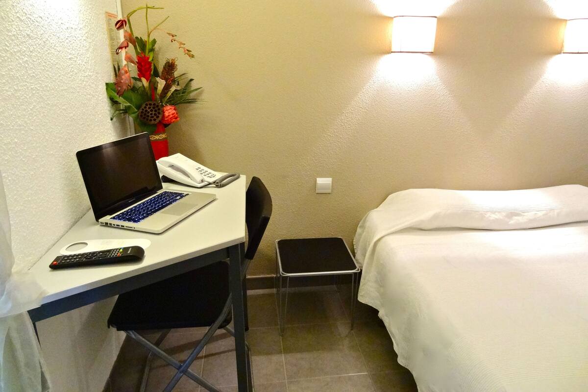 Economy Double Room, 1 Katil Kelamin (Double), Ground Floor | Kalis bunyi, seterika/papan seterika, katil lipat simpan/tambahan