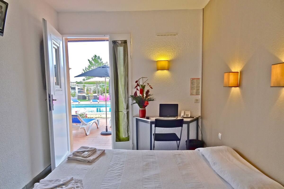 Economy Double Room, 1 Katil Kelamin (Double), Pool View | Kalis bunyi, seterika/papan seterika, katil lipat simpan/tambahan