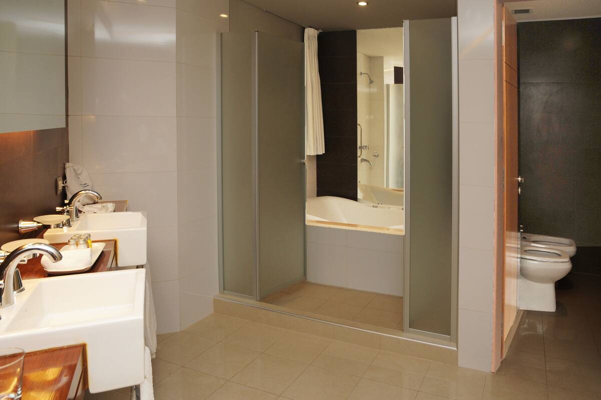 penthouse | bathroom | combined shower/bathtub, jetted bath, rainfall showerhead