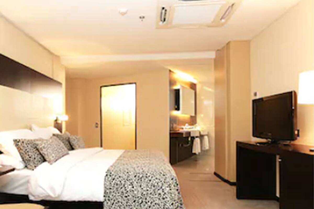 penthouse | hypo-allergenic bedding, down duvets, minibar, in-room safe