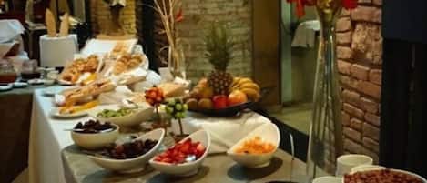 Free daily buffet breakfast