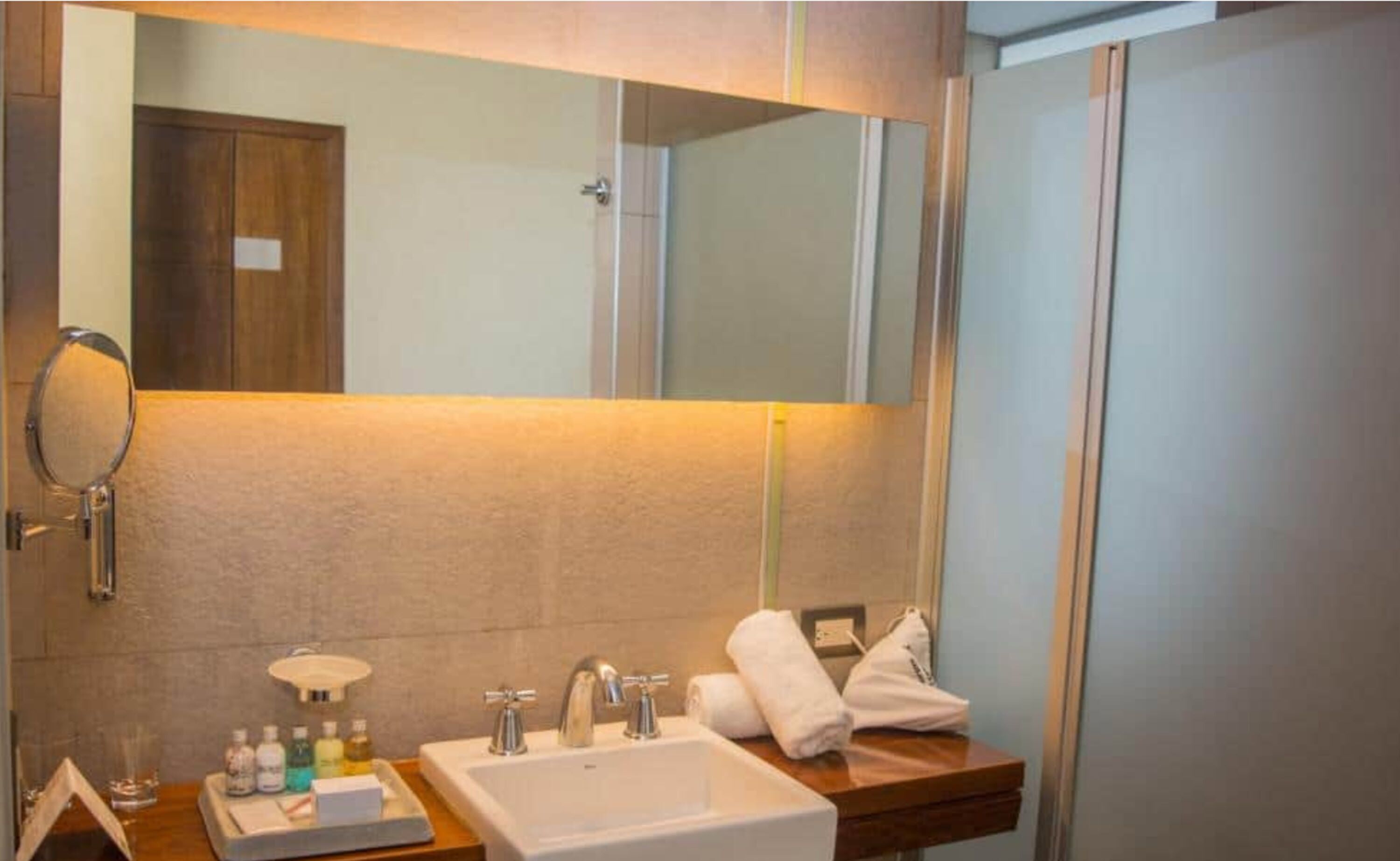 superior room | bathroom | combined shower/bathtub, jetted bath, rainfall showerhead