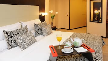 Penthouse | Hypo-allergenic bedding, down comforters, minibar, in-room safe