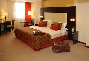 Suite junior | Ropa de cama hipoalergénica, edredón y minibar 