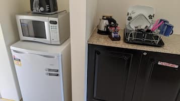 Escrivaninha, espaço de trabalho para notebook, cortinas blackout