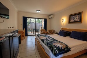 Escrivaninha, espaço de trabalho para notebook, cortinas blackout