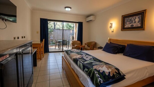 ماكينة لصنع القهوة/الشاي، ثلاجة، ميكروويف، غلّاية كهربائية