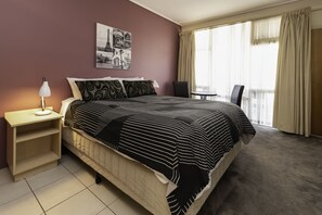 1 habitación, escritorio, tabla de planchar con plancha y cunas