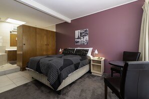 1 chambre, bureau, fer et planche à repasser, lits bébé (en supplément)