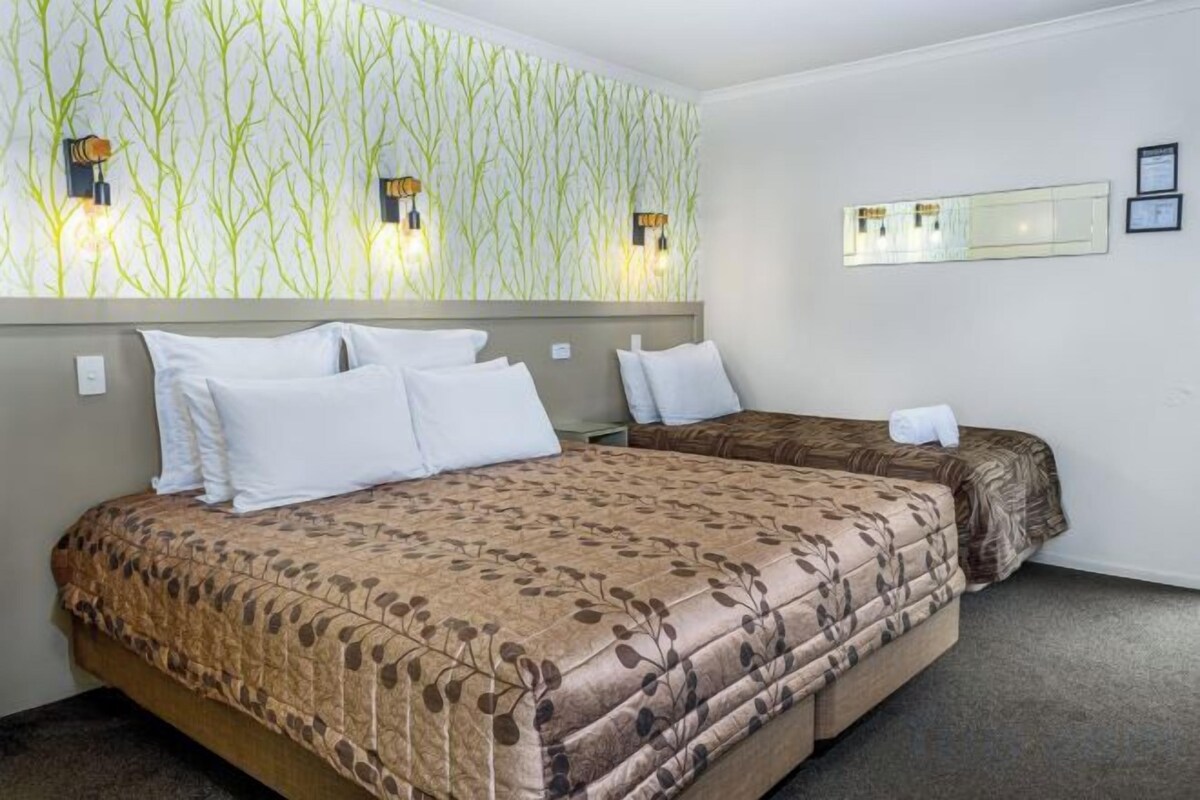 Iron/ironing board, free WiFi, bed sheets