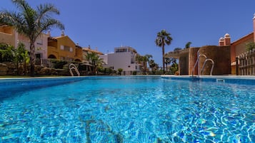 Una piscina al aire libre de temporada