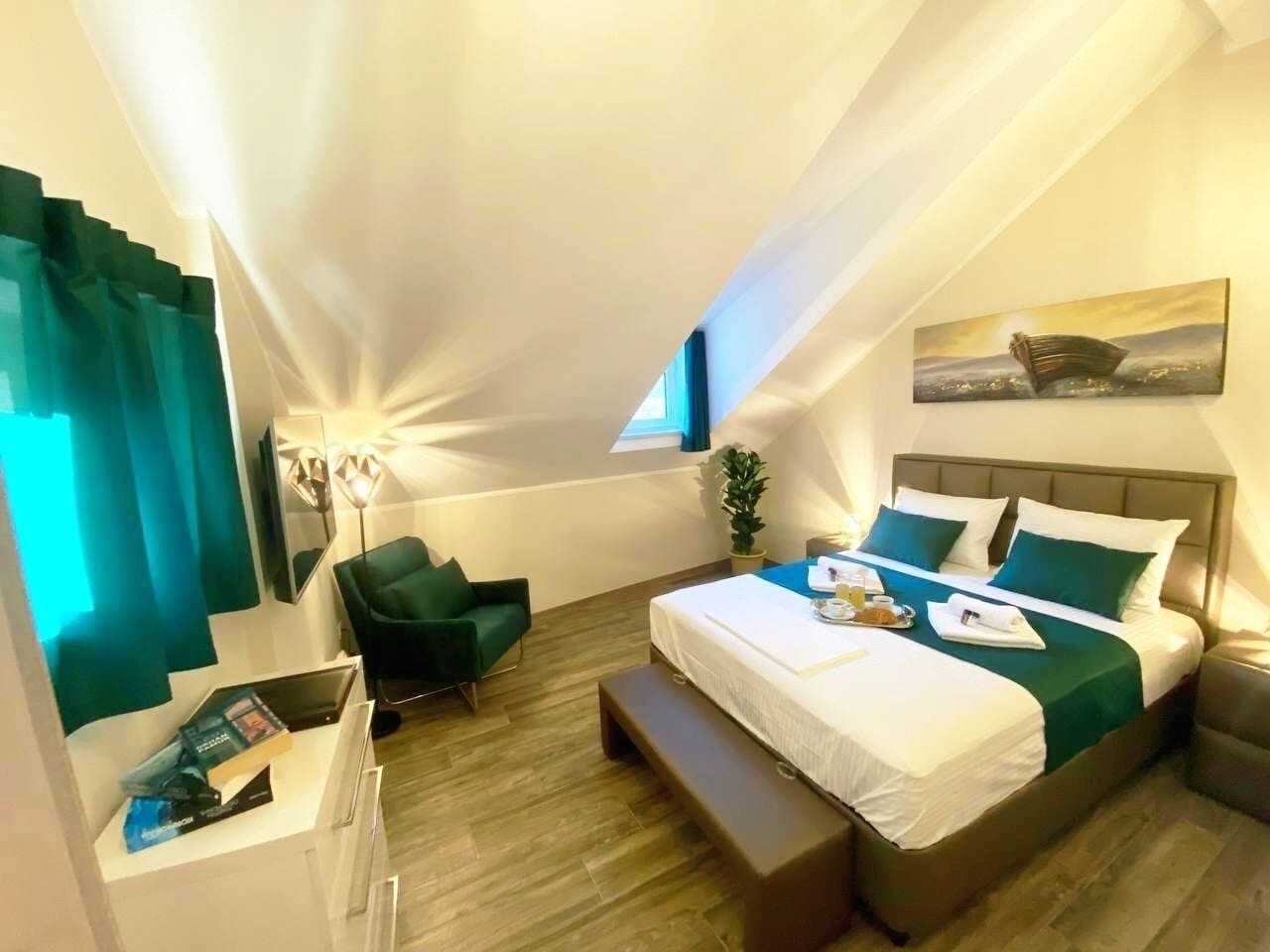 Une chambre d’hôtel moderne, dotée d’un grand lit, d’un bureau et d’une chaise.