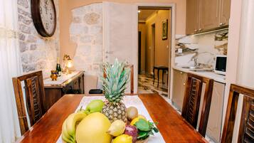 Luxury Apartment, 2 Bedrooms, Balcony | Makan dalam bilik