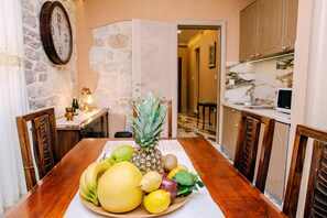 Apartamento de lujo, 2 habitaciones, balcón | Servicio de comidas en la habitación