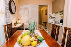 Luxury Apartment, 2 Bedrooms, Balcony | In-room dining