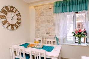 Deluxe Apartment, 2 Bedrooms | Private kitchen