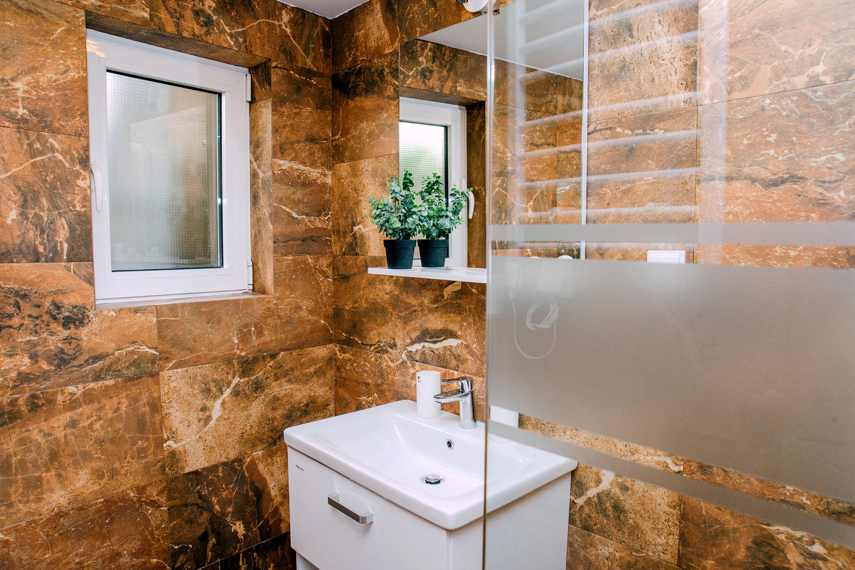 Departamento de lujo, 2 habitaciones, balcón | Baño | Regadera, amenidades de baño gratuitas, secadora de cabello, pantuflas 