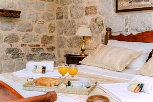 Luxury Apartment, 2 Bedrooms, Balcony | Interior detail