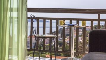 Departamento superior | 1 habitación, decoración personalizada, muebles diferentes y escritorio