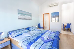 Escritorio, espacio para trabajar con laptop y cortinas blackout