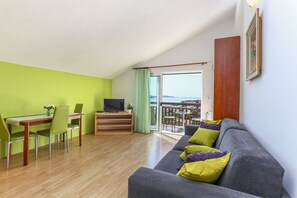 Apartamento superior | Sala de estar | Televisión de pantalla plana de 70 cm con canales por satélite