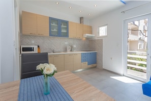Superior Apartment | Private kitchen | Fridge, electric kettle - Apartmani Ivanovic (Hvar)