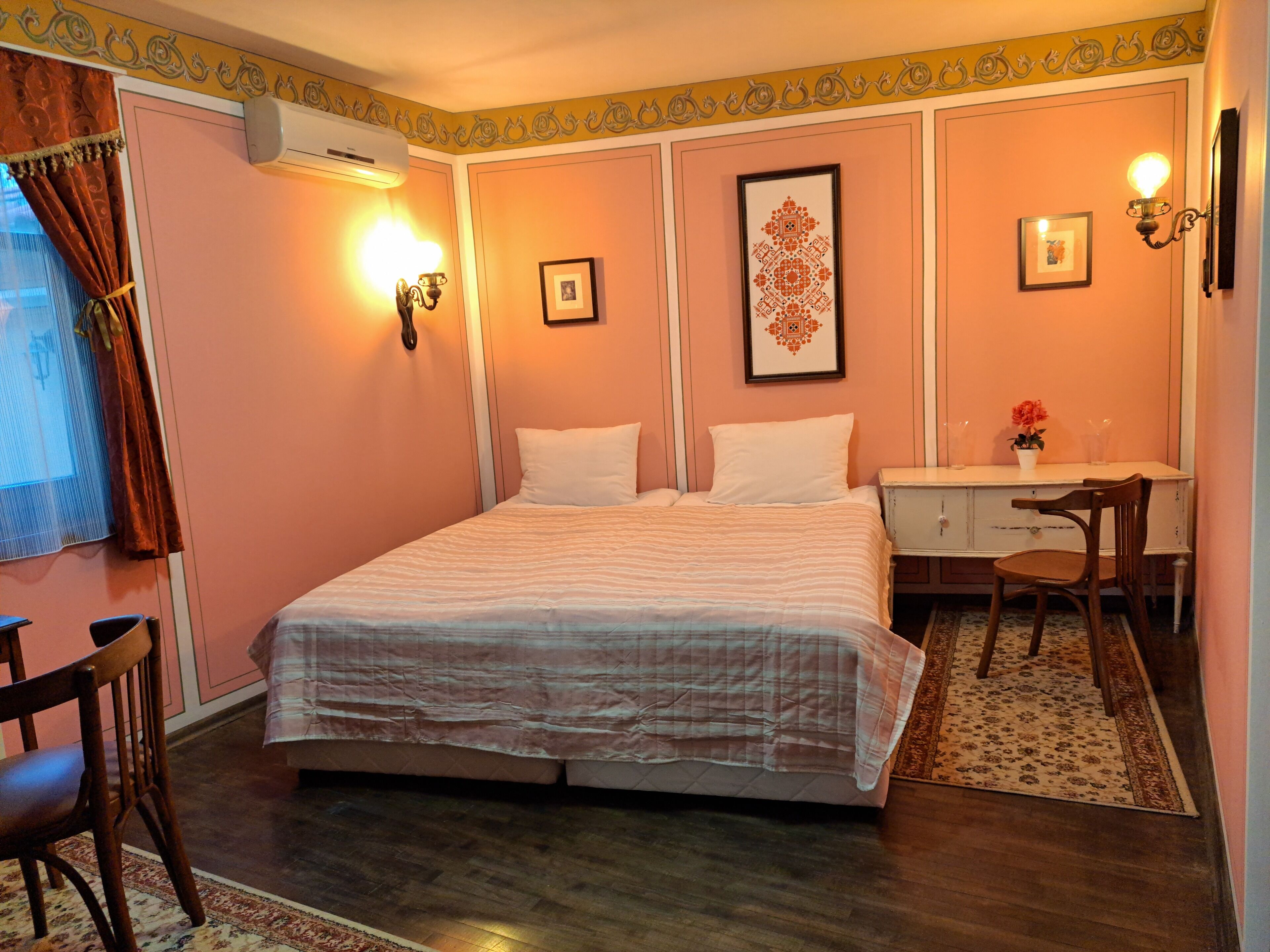 Un dormitorio ordenado con una cama grande, un escritorio y una silla.