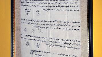 Documento histórico enmarcado con escritura cirílica, titulado 'Título de Propiedad' de 1878.