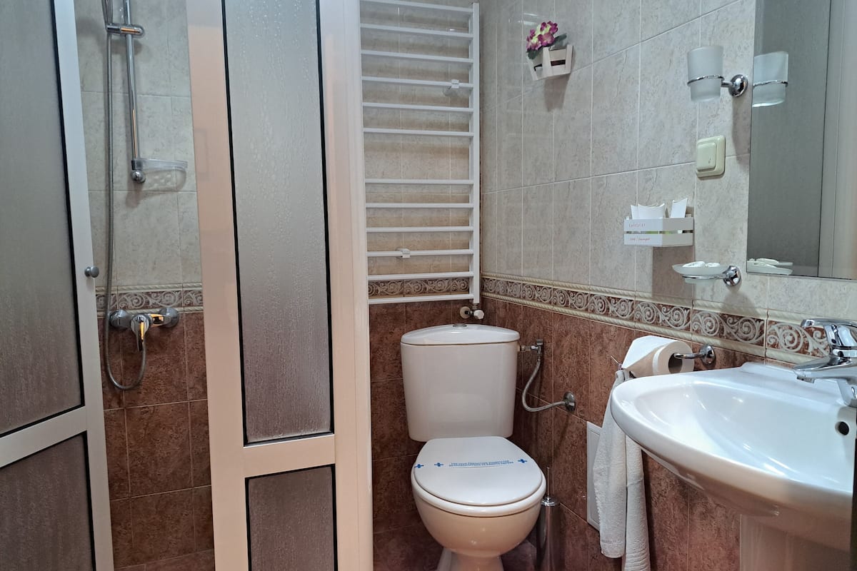 family studio | bathroom | shower, towels