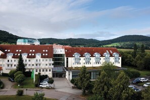 A large building with multiple floors, a red-tiled roof, and a central glass entrance. - Seminaris Hotel Bad Boll (Bad Boll)
