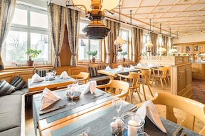 3 restaurants; breakfast, lunch, dinner and brunch served  - Seminaris Hotel Bad Boll (Bad Boll)