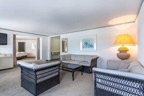 スイート (Plus) | リビング エリア | 薄型テレビ