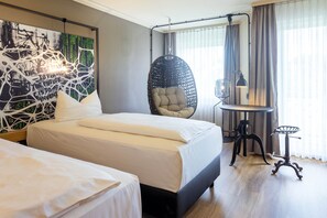 Ropa de cama de alta calidad y caja de seguridad en la habitación