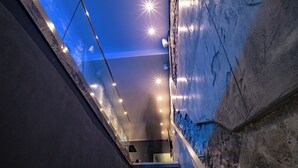 A modern staircase with a view of the sky and a stone wall. - Alfa Hotel (Karlsruhe)
