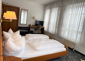 Quarto casal | Escrivaninha, quartos à prova de som, ferros/tábuas de passar roupa
