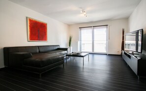 Escritorio, sistema de insonorización y tabla de planchar con plancha 