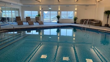 Piscine couverte, accÚs possible de 07 h 30 à 20 h 30, chaises longues