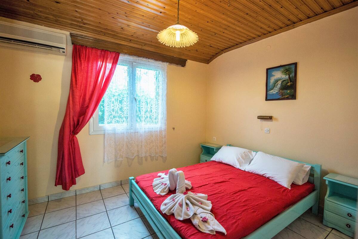 1 bedroom, Egyptian cotton sheets, premium bedding