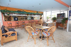 Tägliches kontinentales Frühstück (6 EUR pro Person)