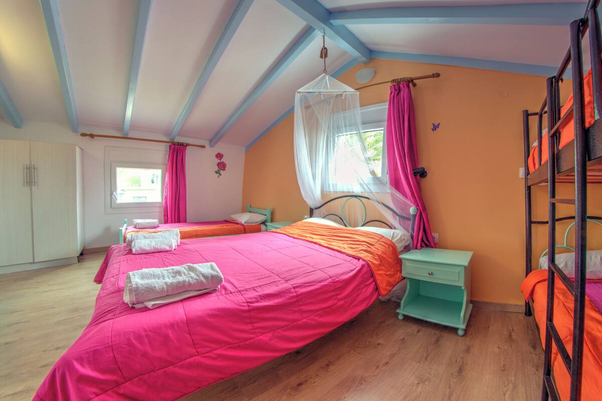 1 bedroom, Egyptian cotton sheets, premium bedding