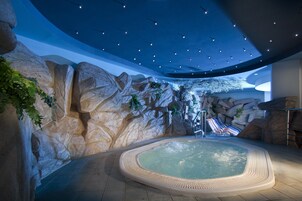 2 piscinas techadas, una piscina al aire libre