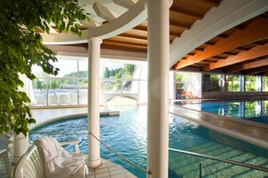 2 piscinas techadas, una piscina al aire libre